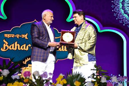 Anup-Jalota-Steals-Hearts-7